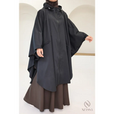 Zwarte dames poncho met capuchon, brede mouwen en waterafstotend voor regenachtige dagen